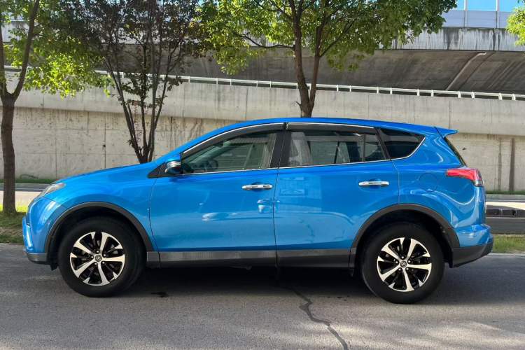 Used Toyota RAV4 2016 2.0L CVT Two-Wheel Drive Fashion Edition China V Standard Exterior 2