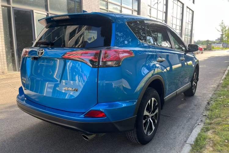 Used Toyota RAV4 2016 2.0L CVT Two-Wheel Drive Fashion Edition China V Standard Exterior 3