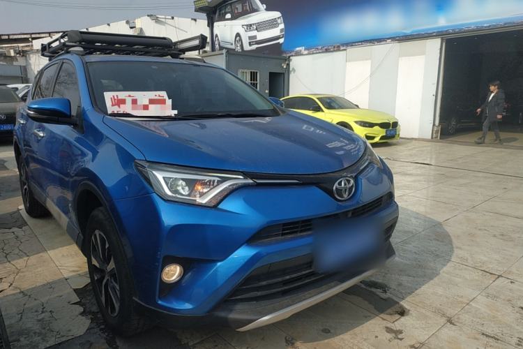 Used Toyota RAV4 2016 2.0L CVT 4x4 New Edition China V Standard Front Right 45 Deg