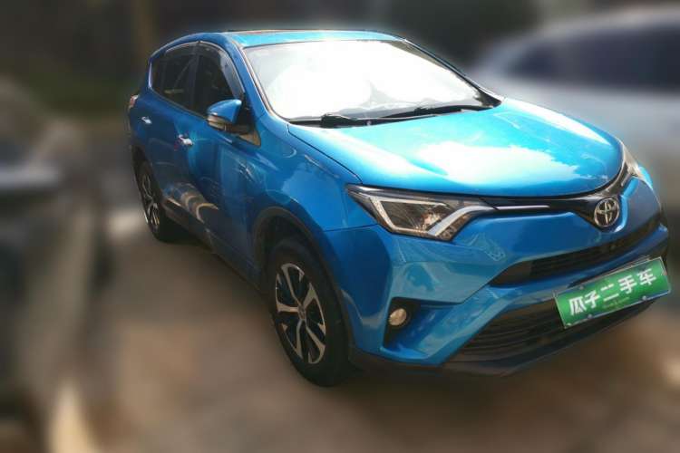 Used Toyota RAV4 2016 2.0L CVT Two-Wheel Drive Fashion Edition China V Standard Front Right 45 Deg