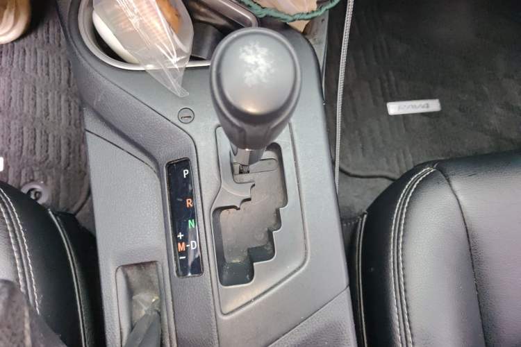 Used Toyota RAV4 2016 2.0L CVT Two-Wheel Drive Fashion Edition China V Standard Gear Lever