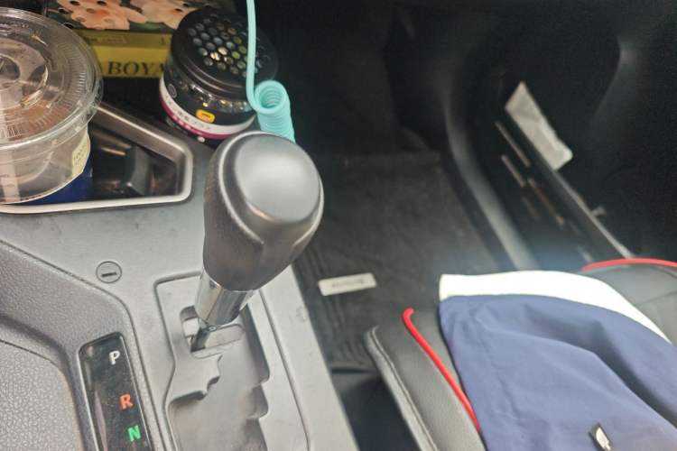 Used Toyota RAV4 2016 2.0L CVT Two-Wheel Drive Fashion Edition China V Standard Gear Lever