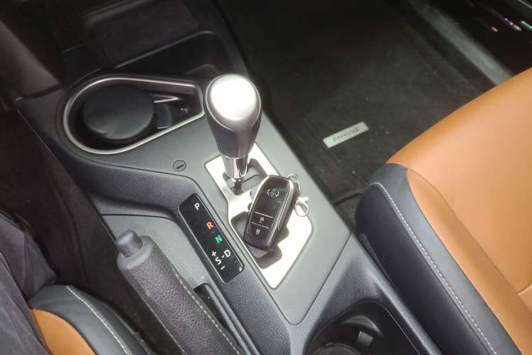 Used Toyota RAV4 2016 2.5L Automatic 4x4 Elite Edition Gear Lever
