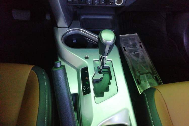 Used Toyota RAV4 2016 2.5L Automatic 4x4 Elite Edition Gear Lever