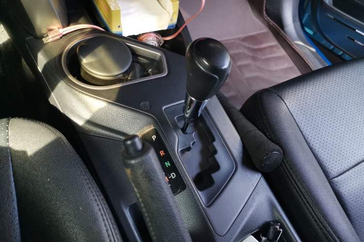 Used Toyota RAV4 2016 2.0L CVT Two-Wheel Drive Fashion Edition China V Standard Gear Lever