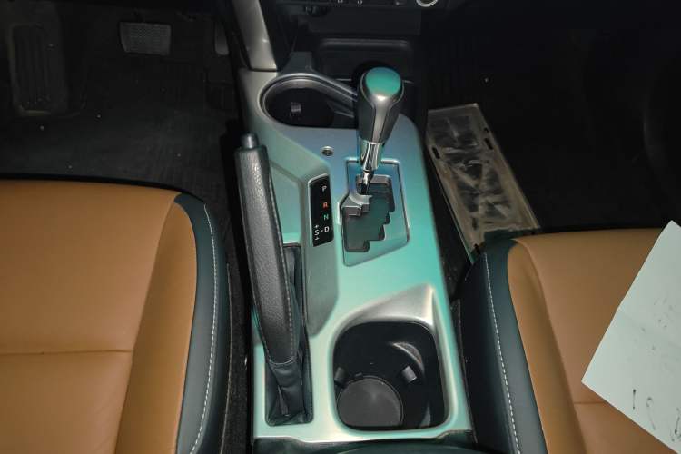 Used Toyota RAV4 2016 2.5L Automatic 4x4 Elite Edition Gear Lever