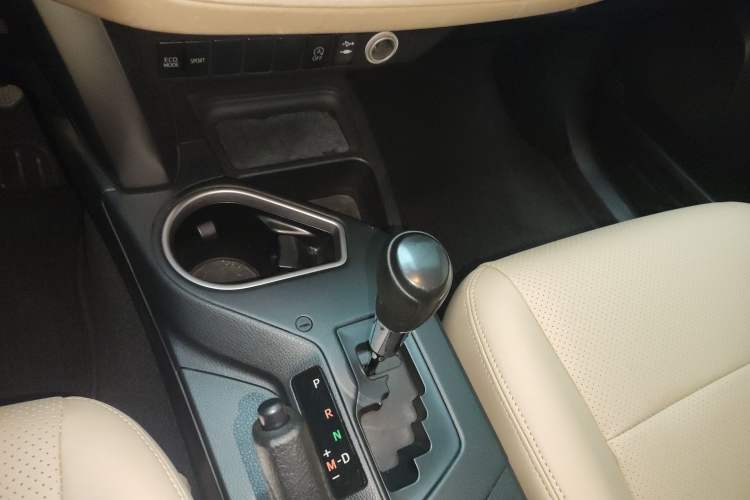 Used Toyota RAV4 2016 2.0L CVT Two-Wheel Drive Urban Edition China V Standard Gear Lever
