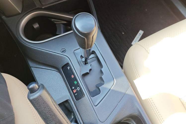 Used Toyota RAV4 2016 2.0L CVT Two-Wheel Drive Urban Edition China V Standard Gear Lever