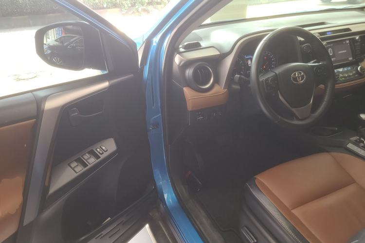 Used Toyota RAV4 2016 2.5L Automatic 4x4 Elite Edition Interior 3