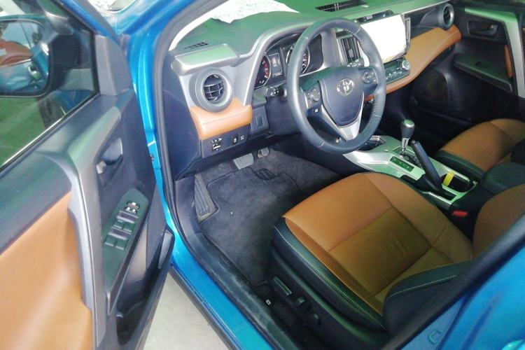 Used Toyota RAV4 2016 2.5L Automatic 4x4 Elite Edition Interior 3