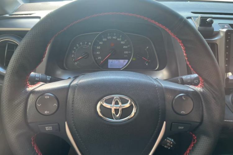 Used Toyota RAV4 2016 2.0L CVT Two-Wheel Drive Fashion Edition China V Standard Interior 3