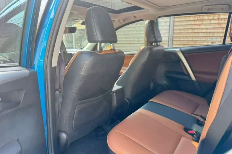 Used Toyota RAV4 2016 2.5L Automatic 4x4 Elite Edition Interior 4