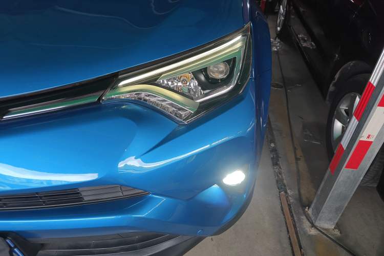 Used Toyota RAV4 2016 2.5L Automatic 4x4 Elite Edition Left Front Headlight