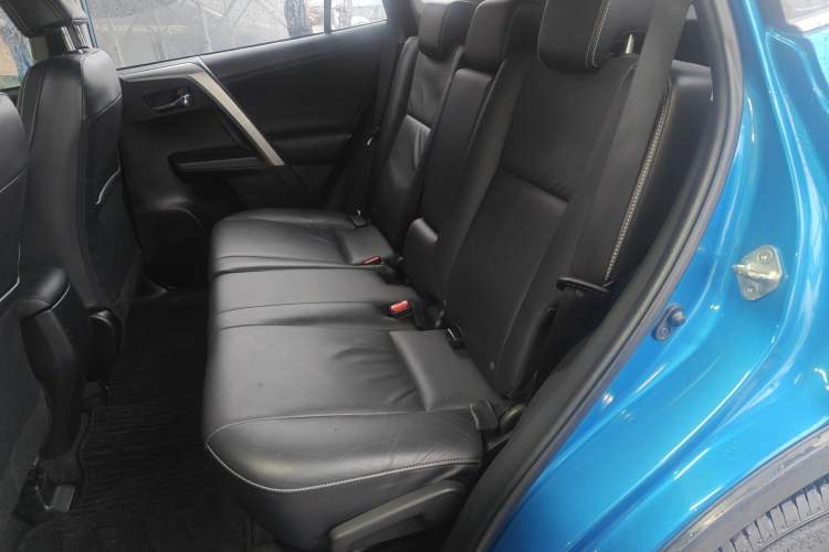 Used Toyota RAV4 2016 2.0L CVT Two-Wheel Drive Smart Edition China V Standard Left Rear Seat