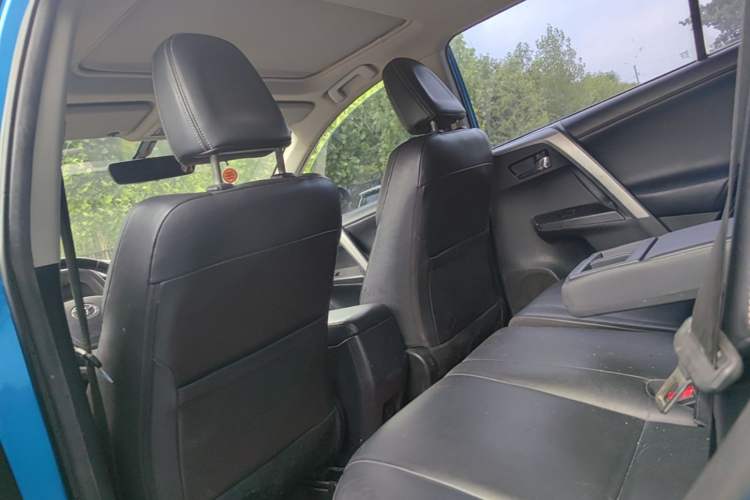 Used Toyota RAV4 2016 2.0L CVT Two-Wheel Drive Smart Edition China V Standard Left Rear Seat