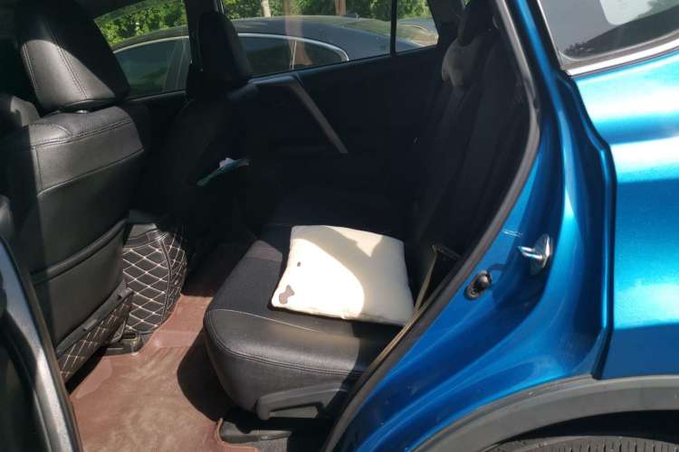 Used Toyota RAV4 2016 2.0L CVT Two-Wheel Drive Fashion Edition China V Standard Left Rear Seat