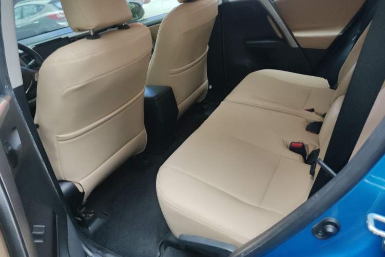 Used Toyota RAV4 2016 2.0L CVT Two-Wheel Drive Urban Edition China V Standard Left Rear Seat