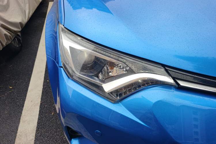 Used Toyota RAV4 2016 2.0L CVT Two-Wheel Drive Fashion Edition China V Standard Right Front Headlight