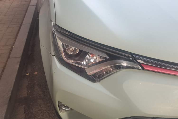 Used Toyota RAV4 2016 2.5L Automatic 4x4 Elite Edition Right Front Headlight