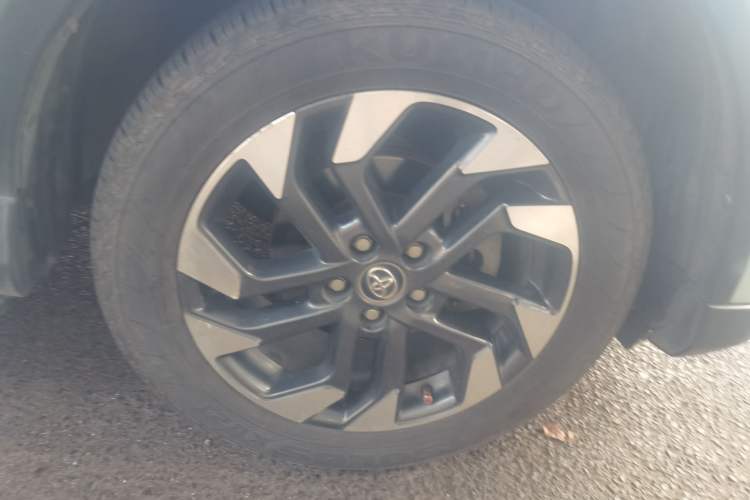Used Toyota RAV4 2016 2.5L Automatic 4x4 Elite Edition Right Front Wheel Hub