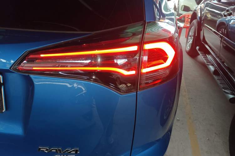 Used Toyota RAV4 2016 2.5L Automatic 4x4 Elite Edition Right Rear Taillight