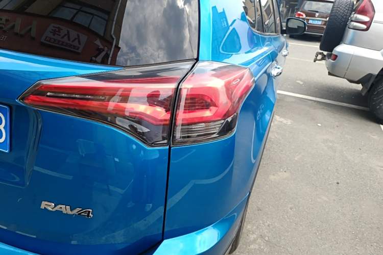 Used Toyota RAV4 2016 2.0L CVT Two-Wheel Drive Smart Edition China V Standard Right Rear Taillight