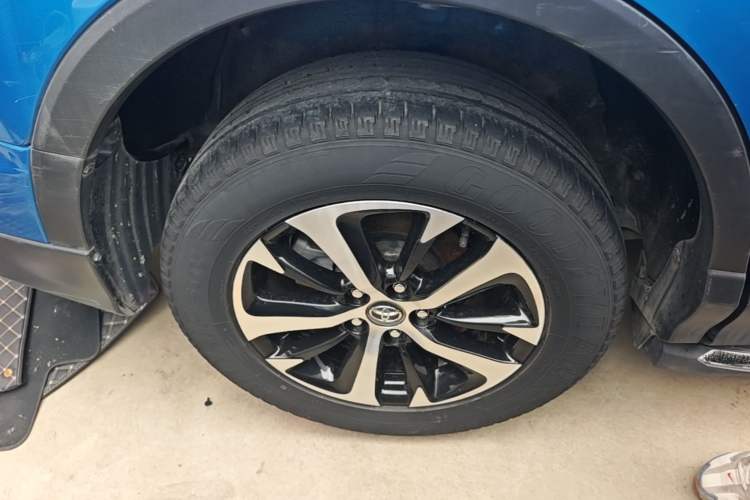 Used Toyota RAV4 2016 2.0L CVT Two-Wheel Drive Fashion Edition China V Standard Right Rear Wheel Hub