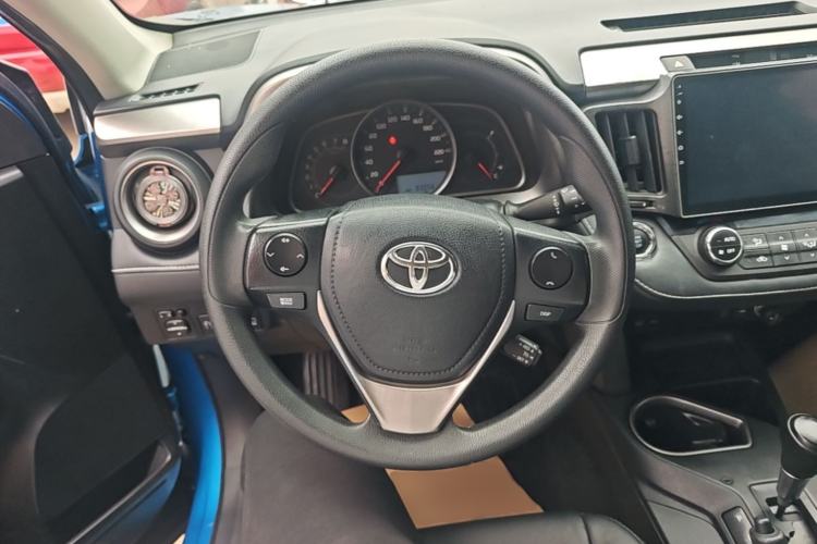 Used Toyota RAV4 2016 2.0L CVT Two-Wheel Drive Fashion Edition China V Standard Steering Wheel