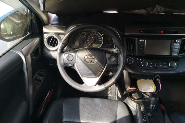 Used Toyota RAV4 2016 2.0L CVT Two-Wheel Drive Fashion Edition China V Standard Steering Wheel