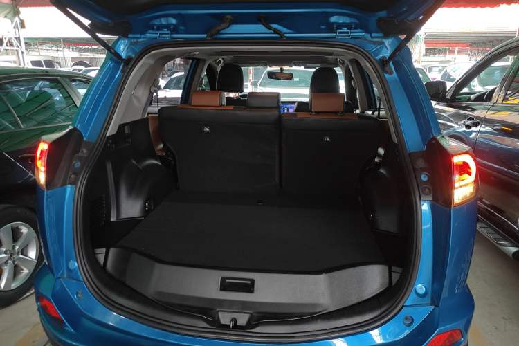 Used Toyota RAV4 2016 2.5L Automatic 4x4 Elite Edition Trunk