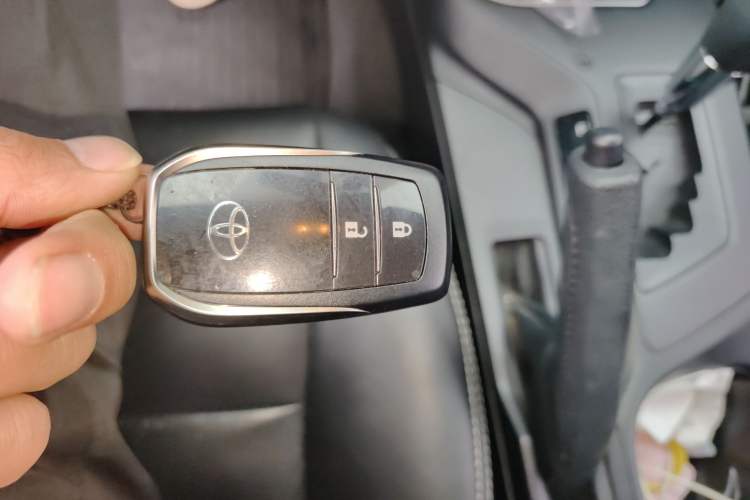 Used Toyota RAV4 2016 2.0L CVT Two-Wheel Drive Fashion Edition China V Standard Vehicle Key