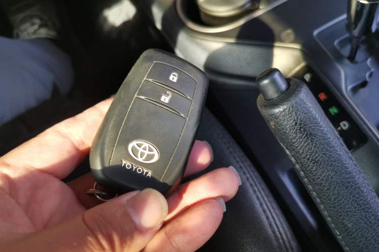 Used Toyota RAV4 2016 2.0L CVT Two-Wheel Drive Fashion Edition China V Standard Vehicle Key