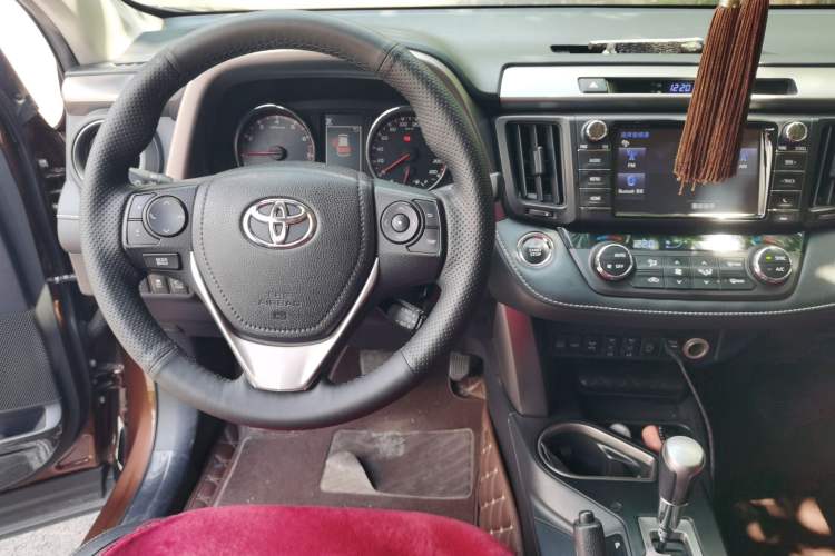 Used Toyota RAV4 2016 2.5L Automatic 4x4 Elite Edition Audio And AC Panel