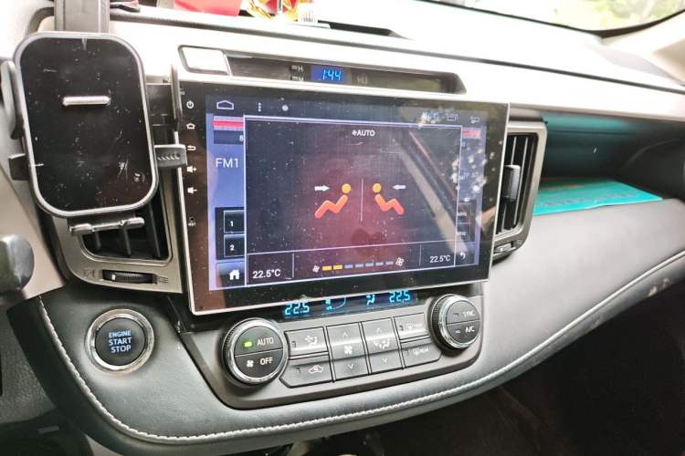 Used Toyota RAV4 2016 2.0L CVT Two-Wheel Drive Fashion Edition China V Standard Audio And AC Panel