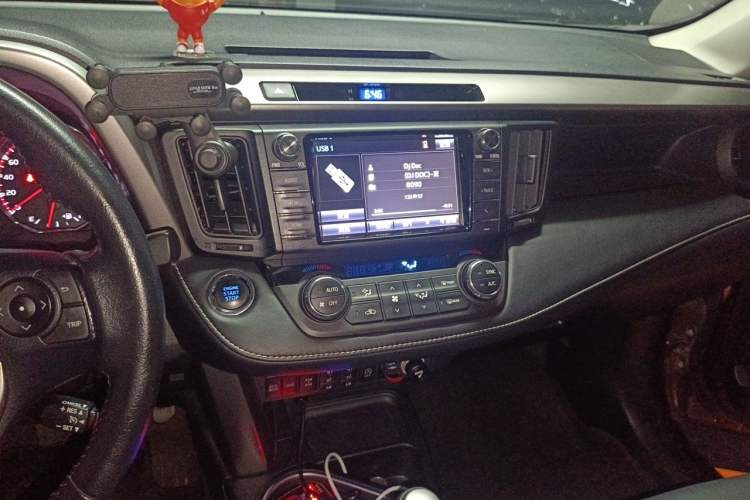 Used Toyota RAV4 2016 2.5L Automatic 4x4 Elite Edition Audio And AC Panel