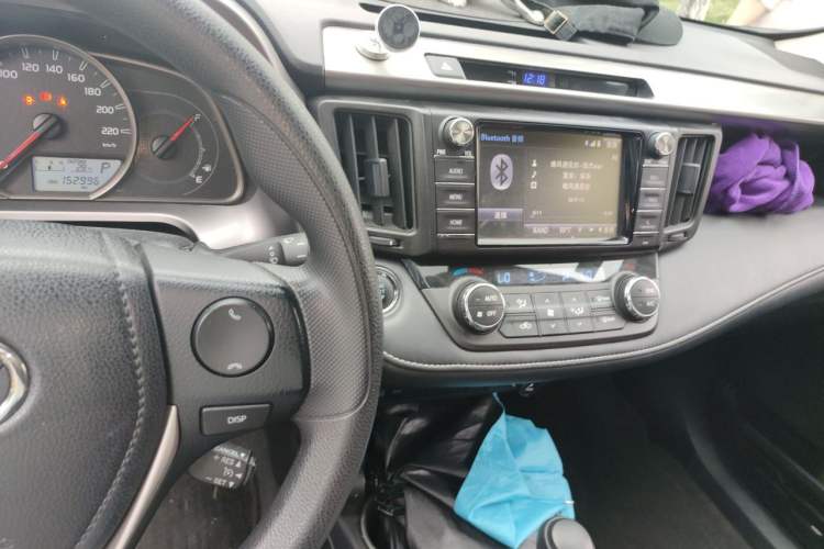 Used Toyota RAV4 2016 2.0L CVT Two-Wheel Drive Fashion Edition China V Standard Audio And AC Panel