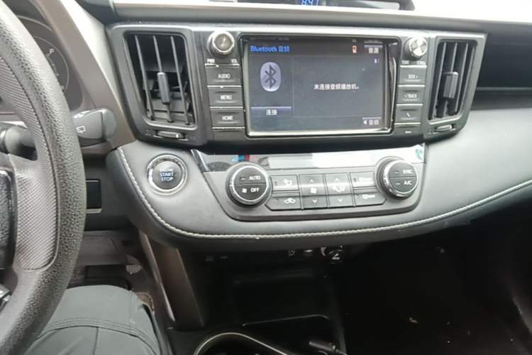 Used Toyota RAV4 2016 2.0L CVT Two-Wheel Drive Fashion Edition China V Standard Audio And AC Panel