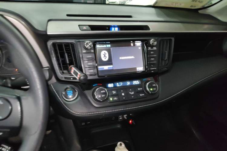 Used Toyota RAV4 2016 2.0L CVT Two-Wheel Drive Fashion Edition China V Standard Audio And AC Panel