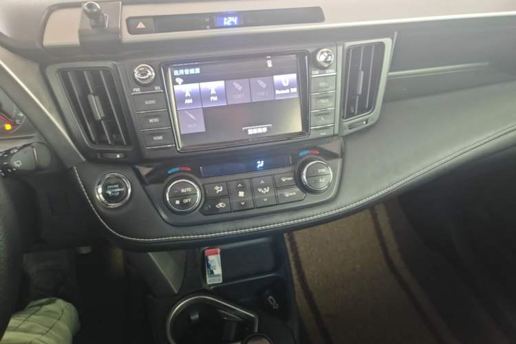 Used Toyota RAV4 2016 2.0L CVT Two-Wheel Drive Fashion Edition China V Standard Audio And AC Panel