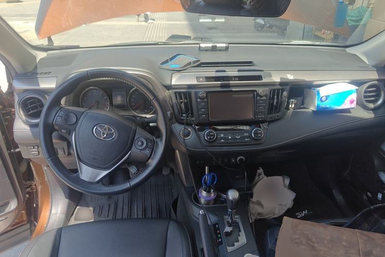 Used Toyota RAV4 2016 2.0L CVT Two-Wheel Drive Smart Edition China V Standard Center Console