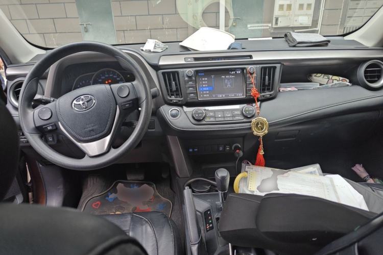 Used Toyota RAV4 2016 2.0L CVT Two-Wheel Drive Fashion Edition China V Standard Center Console