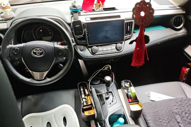 Used Toyota RAV4 2016 2.0L CVT Two-Wheel Drive Fashion Edition China V Standard Center Console
