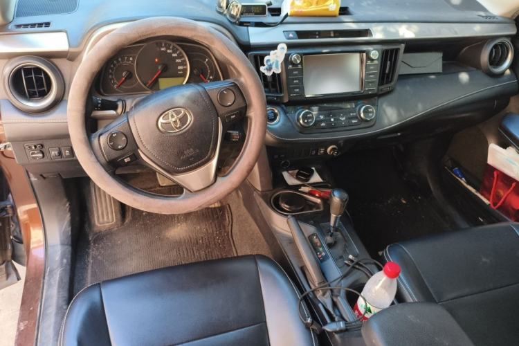 Used Toyota RAV4 2016 2.0L CVT Two-Wheel Drive Fashion Edition China V Standard Center Console