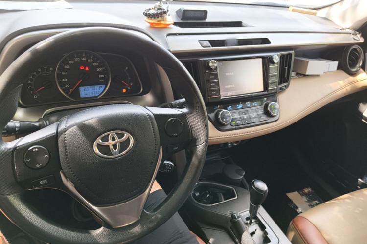 Used Toyota RAV4 2016 2.0L CVT Two-Wheel Drive Fashion Edition China V Standard Center Console
