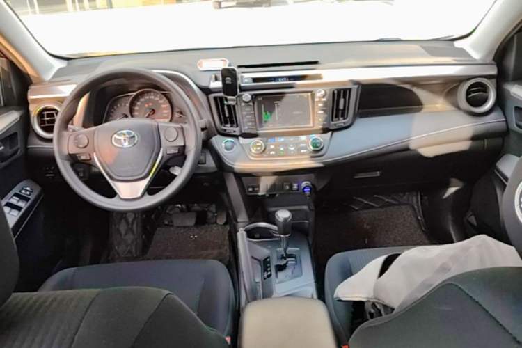 Used Toyota RAV4 2016 2.0L CVT Two-Wheel Drive Fashion Edition China V Standard Center Console