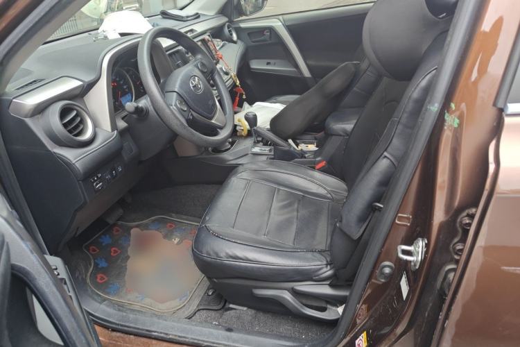 Used Toyota RAV4 2016 2.0L CVT Two-Wheel Drive Fashion Edition China V Standard Driver Seat