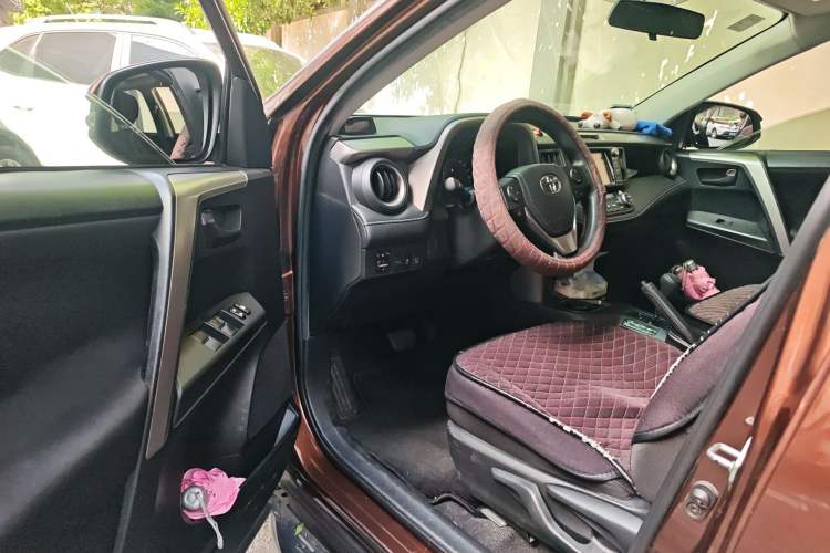 Used Toyota RAV4 2016 2.0L CVT Two-Wheel Drive Fashion Edition China V Standard Driver Seat