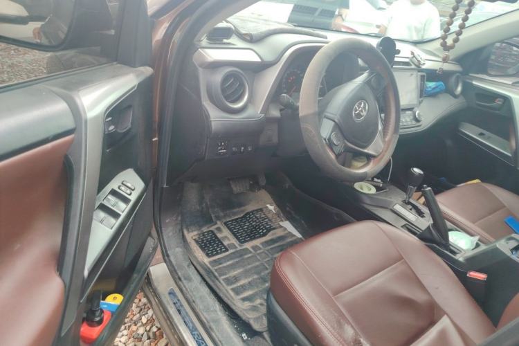 Used Toyota RAV4 2016 2.0L CVT Two-Wheel Drive Fashion Edition China V Standard Driver Seat