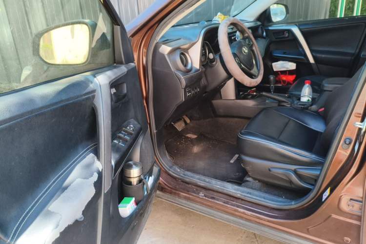 Used Toyota RAV4 2016 2.0L CVT Two-Wheel Drive Fashion Edition China V Standard Driver Seat