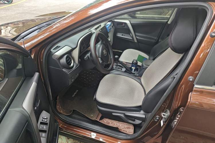 Used Toyota RAV4 2016 2.0L CVT Two-Wheel Drive Fashion Edition China V Standard Driver Seat